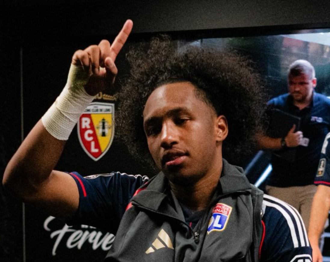 记者:在转会窗口的最后两天,曼联也试图签下马利克-福法纳